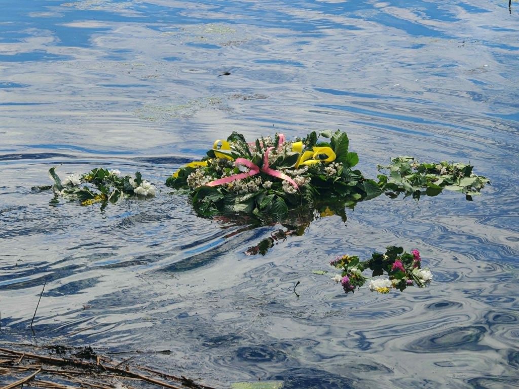Wianki z kwiatów unoszą się na wodzie podczas tradycyjnych obchodów Nocy Świętojańskiej.