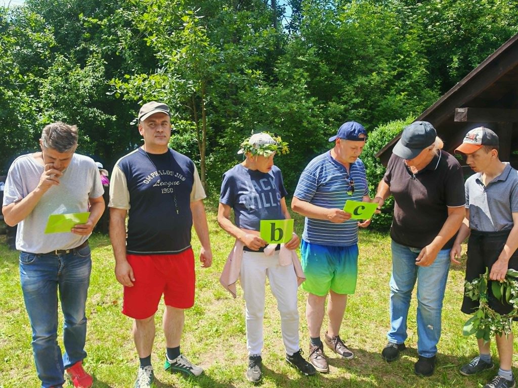 Uczestnicy pikniku biorą udział we wspólnym konkursie wiedzy związanej z Nocą Świętojańską. Odpowiadają podnosząc kartkę z literką od A i B lub C.