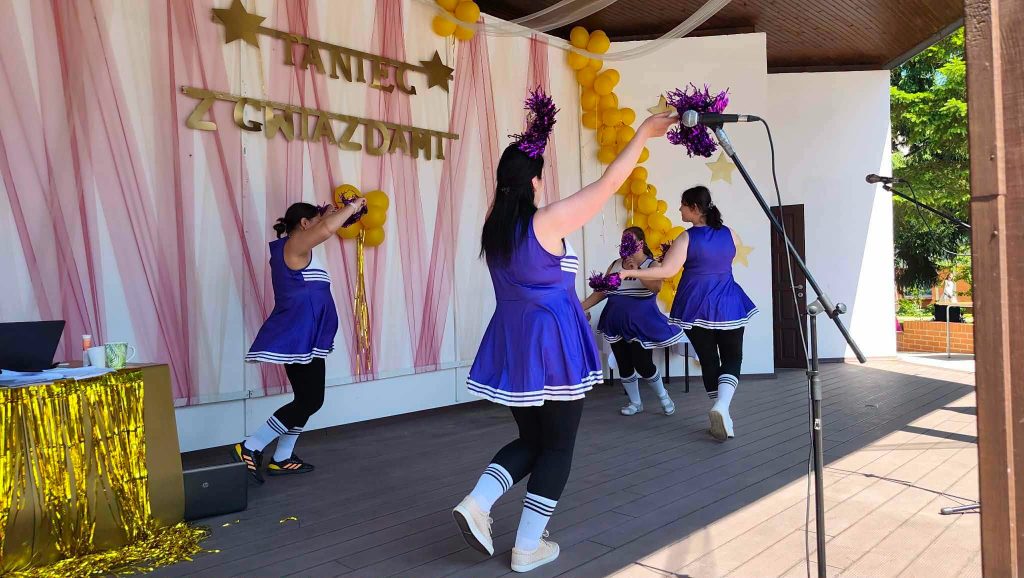 Taniec dookoła w strojach cheerleaderek