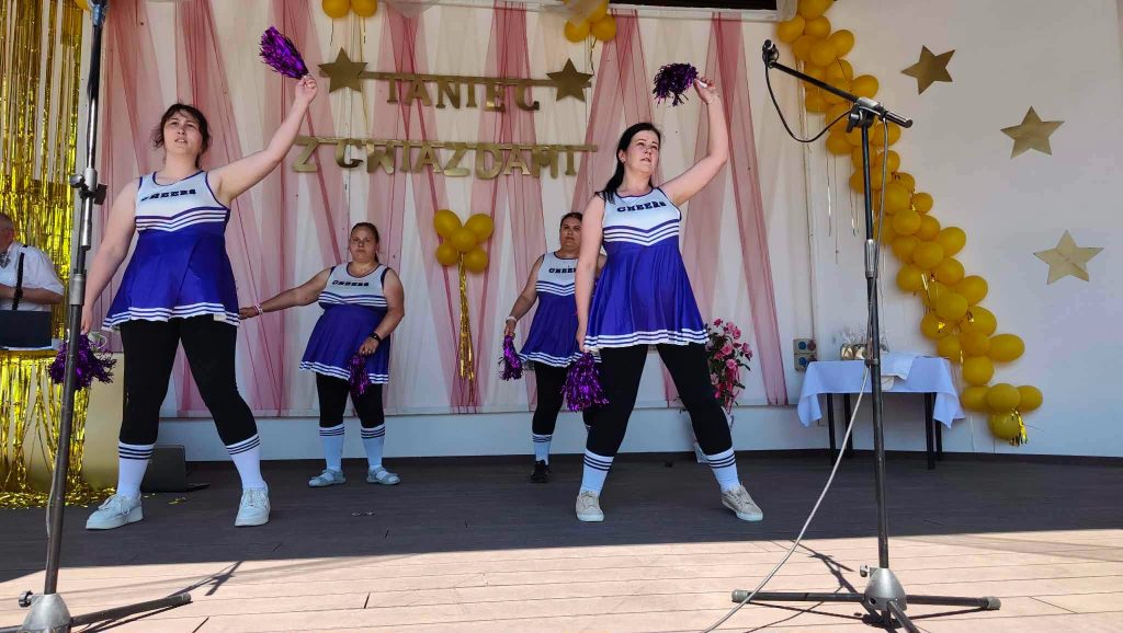 Taniec w strojach cheerleaderek
