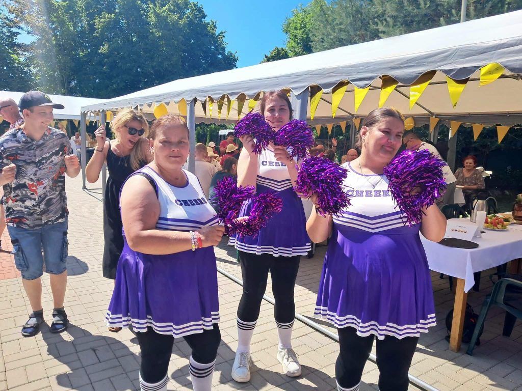 Spacer w strojach cheerleaderek