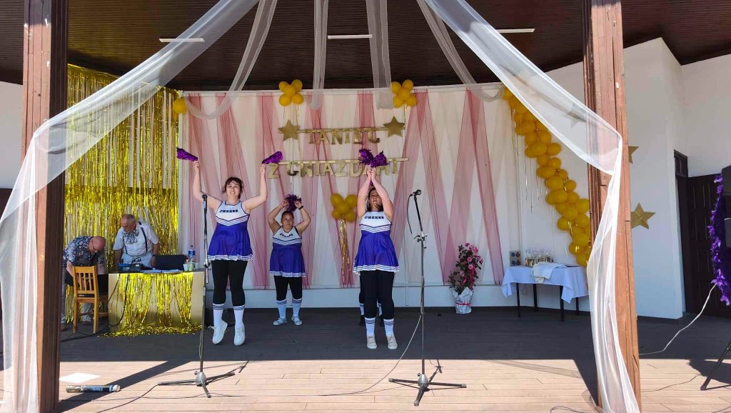 Taniec w strojach cheerleaderek ręce w górę