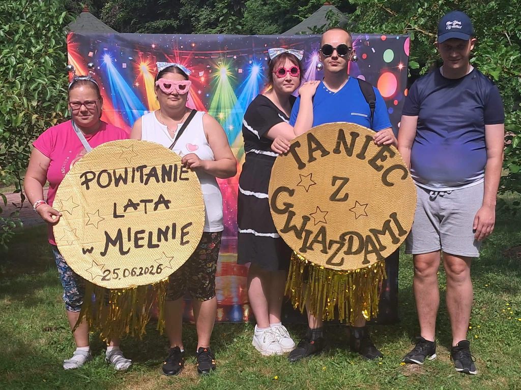 Nasi mieszkańcy trzymają baner Powitanie lata w Mielnie