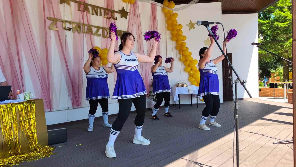 wspólny taniec naszych cheerleaderek ujęcie z boku