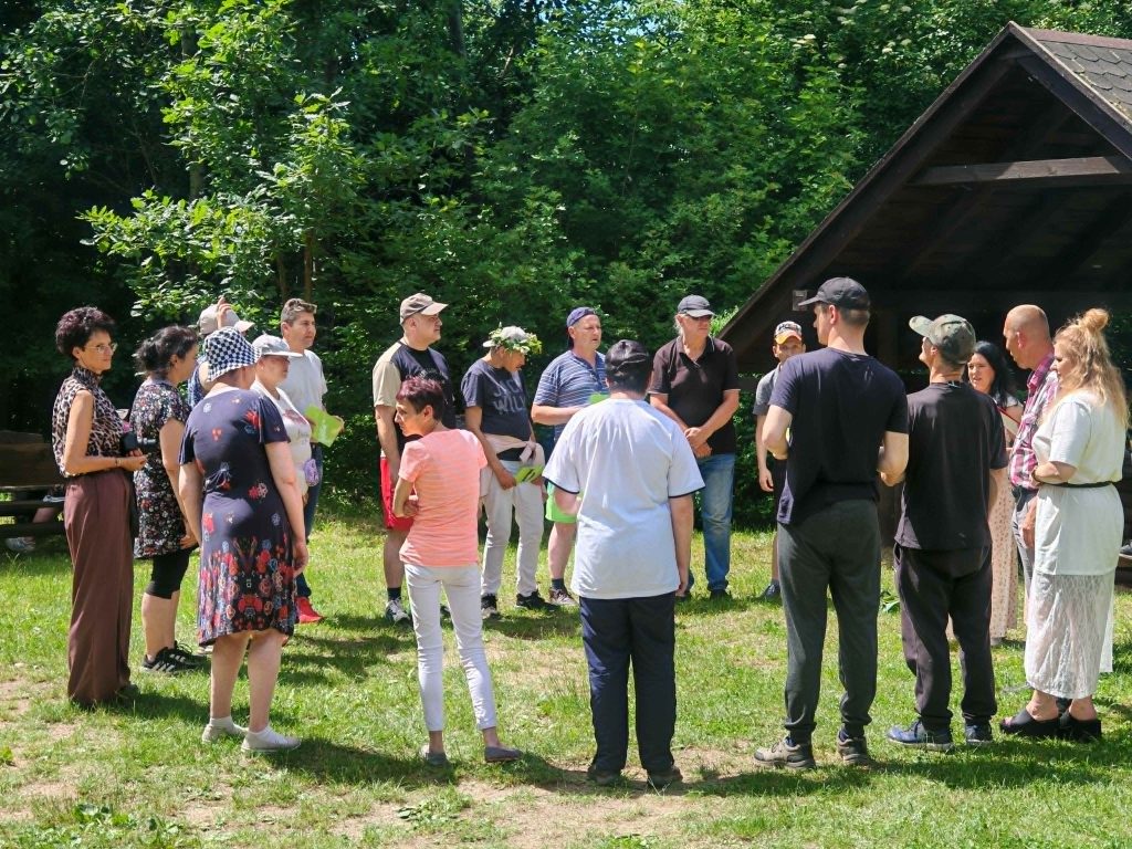 Uczestnicy pikniku sobótkowego biorą udział we wspólnej zabawie na świeżym powietrzu