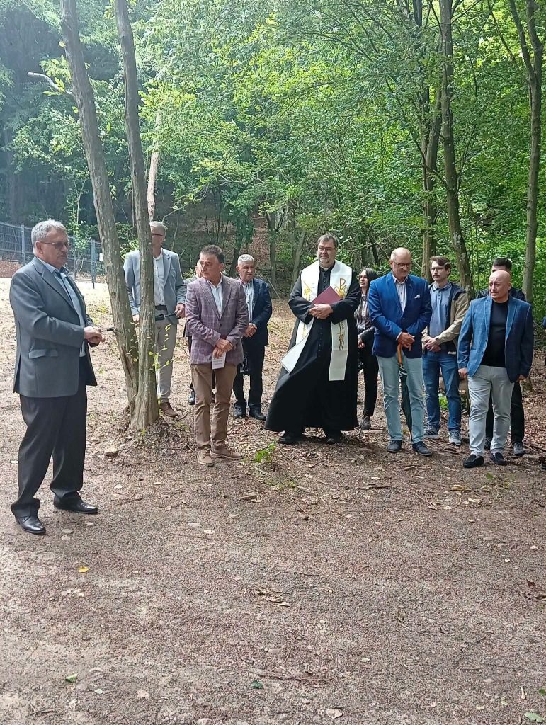 Przemówienie podczas uroczystego otwarcia nowego ujęcia wody w otoczeniu zaproszonych gości.