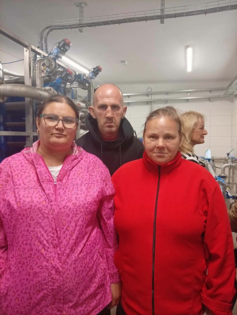 Mieszkańcy DPS zwiedzają wnętrze nowego obiektu ujęcia wody.