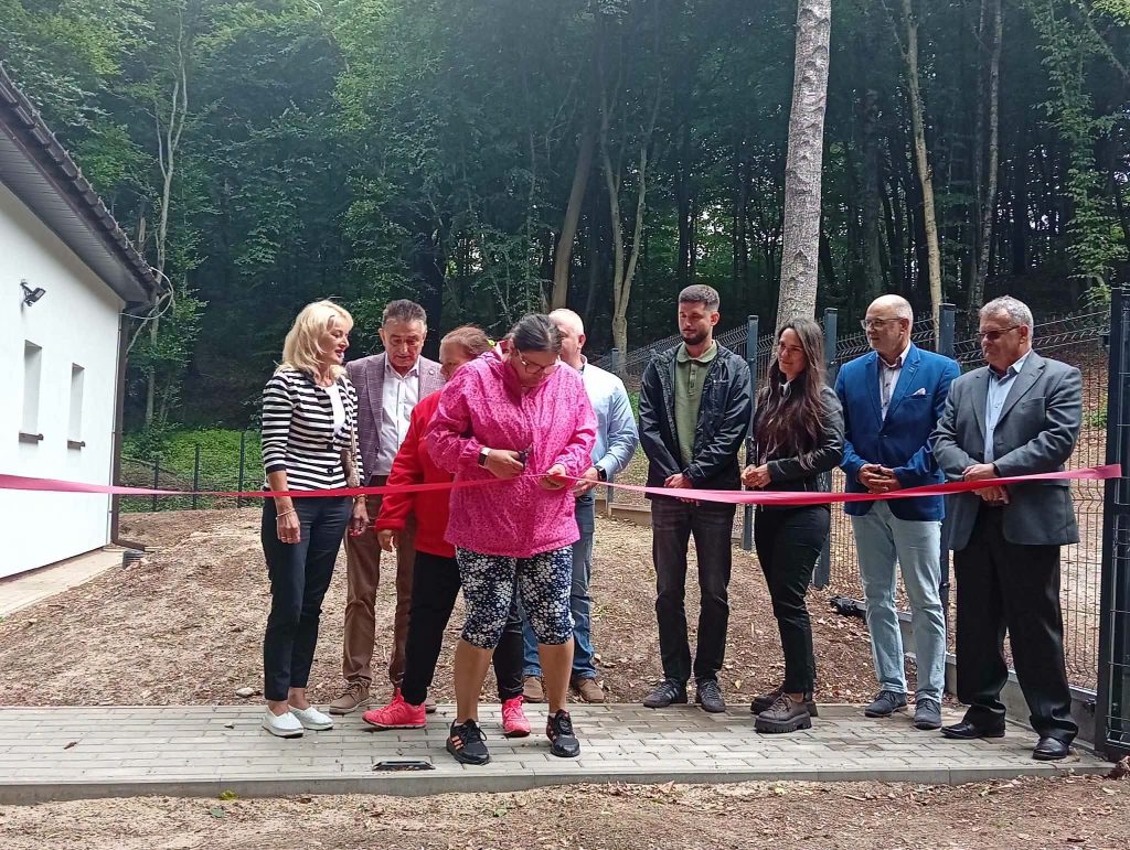 Mieszkanka DPS podczas symbolicznego otwarcia nowego ujęcia wody i przecięcia wstęgi.