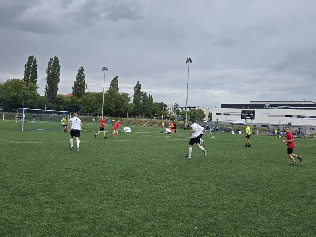 Mecz drużyny DPS Żydowo podczas turnieju Seni Cup – zawodnicy walczą o piłkę na boisku w Toruniu.