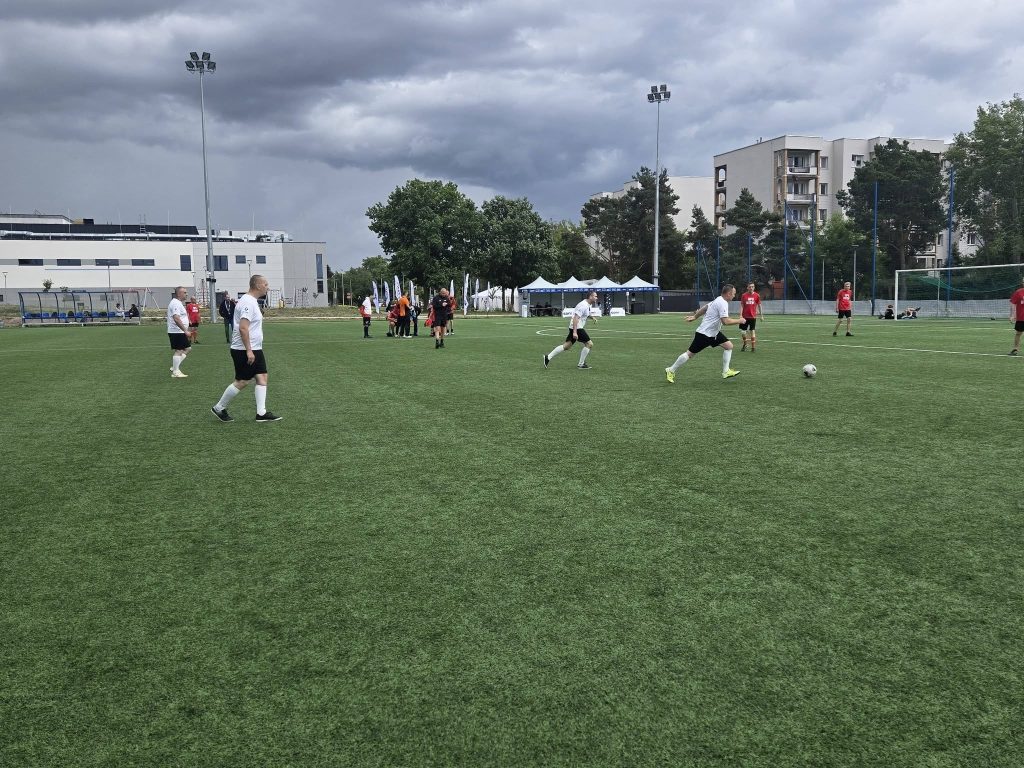 Zawodnicy DPS Żydowo w trakcie meczu turniejowego na boisku piłkarskim podczas Seni Cup w Toruniu.
