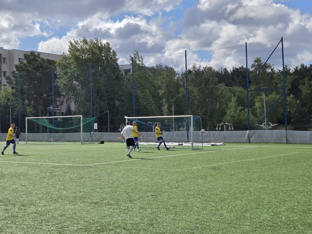 Akcja pod bramką podczas meczu DPS Żydowo na turnieju Seni Cup – piłka w polu karnym i zawodnicy walczący o bramkę.