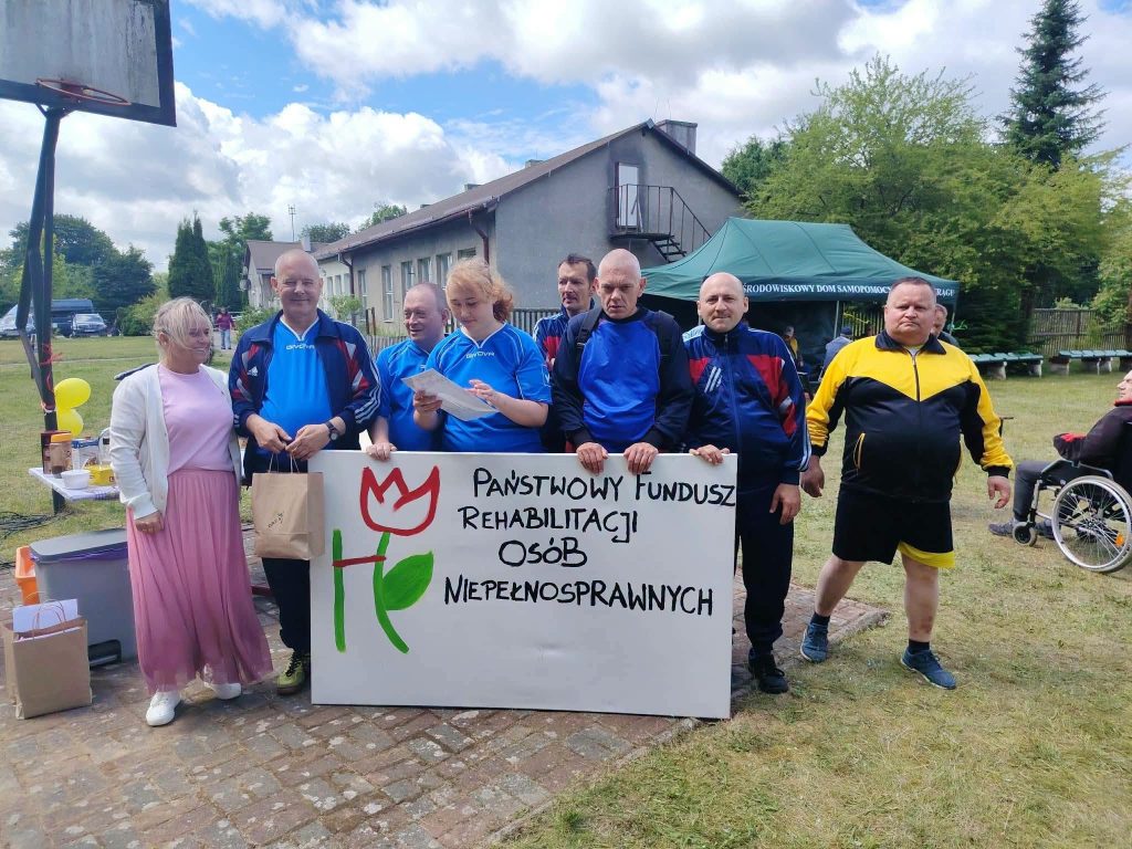 Drużyna DPS w Żydowie odbiera dyplom i upominki podczas podsumowania turnieju piłki nożnej w Krągu.