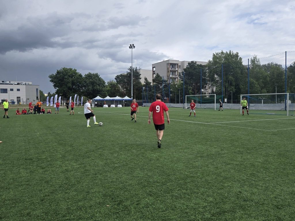 Piłkarz DPS Żydowo przygotowuje się do podania piłki podczas meczu Seni Cup w Toruniu.